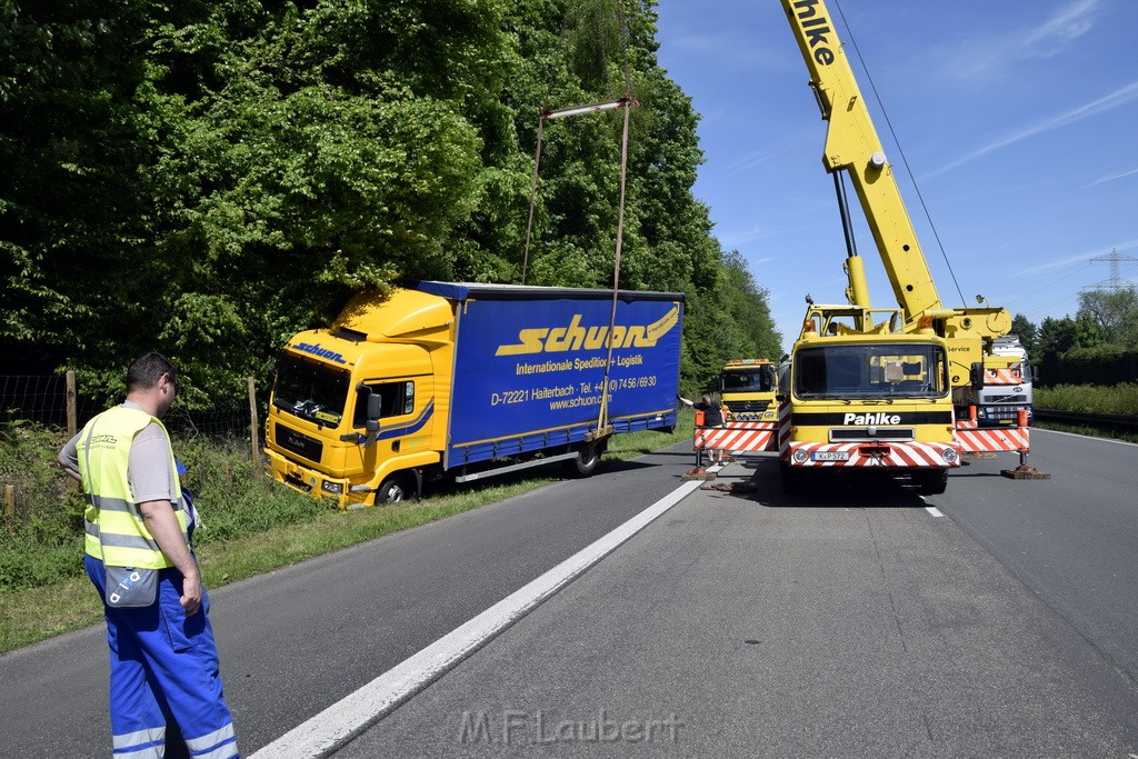 LKW in Boeschung A 3 Rich Frankfurt Hoehe Roesrath Lohmar P162.JPG - Miklos Laubert